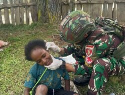 Personil Satgas Yonif 614/RJP Berikan Pelayanan Pengobatan Gratis kepada Masyarakat di Karubaga