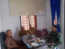 Sambangi Kantor Desa Lueng Tanoh Tho, Babinsa Koramil 02/Woyla Komsos dengan Perangkat Desa di Wilayah Binaan