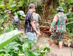 Babinsa Koramil 1003-01/Telaga Langsat Bersihkan Saluran Air