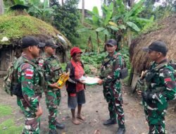 Pos Pirime Satgas Yonif 614/Rjp Bagikan Sembako di Kampung Ekanom