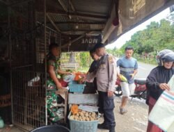 Jelang Ramadhan, Babinsa Koramil 09/Samatiga Kopda Hendrawan Melaksanakan Pengecekan Harga Sembako.