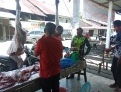 Babinsa Mengecek Harga Daging Megang Menjelang Datang nya Bulan Suci Ramadhan