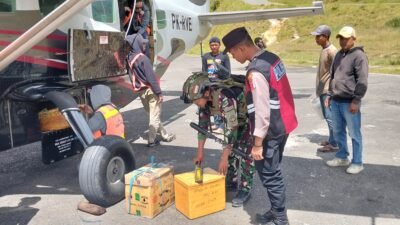 Satgas Kopasgat Pamtas Kewilayahan RI-PNG 2024 Pos Sugapa Melaksanakan Sweeping di Wilayah Intan Jaya, Kopasgat Periksa Mobilitas Orang dan Barang di Bandara Sugapa