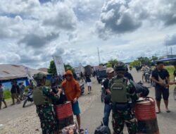 Demi Menciptakan Rasa Aman Dan Tentram Satgas Pamtas RI-PNG Kopasgat Pos Kenyam Melaksankan Kegiatan Pemeriksaan (Random Check) Di Bandara Kenyam Kabupaten Nduga.