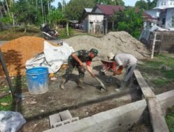 Penuh Semangat Walaupun Berpuasa, Babinsa Bantu Aduk Campuran Pasir Semen untuk Percepat Pembangunan