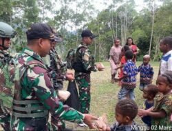 Satgas Yonif 614/Raja Pandhita Bagikan Makanan kepada Jemaat Gereja Eklesia
