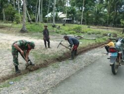 Semangat Gotong Royong, Babinsa Gali Parit Bersama Warga