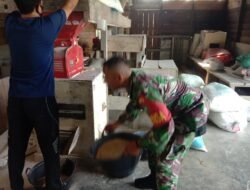 Babinsa Dampingi Warga Binaan Menggiling Padi Hasil Panen
