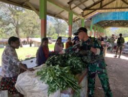 Bakti Sosial Satgas Yonif 614/Raja Pandhita: Pembagian Sembako di Kampung Ekanom