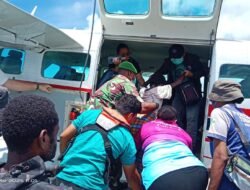 Babinsa Pos Ramil Tubang Bantu Evakuasi Masyarakat melalui Jalur Air dan Pesawat Udara