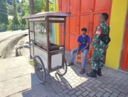 Bangun Keakraban dengan Semua Lapisan Masyarakat, Babinsa Koramil 1801-01/Manokwari Komsos dengan Pedagang