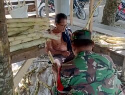 Tingkatkan Omset Penjual Air Tebu di Bulan Puasa, Babinsa Bantu Warga Binaan Bersihkan Tebu