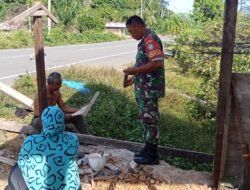 Tak Kenal Waktu selalu bersama Masyarakat, Babinsa Bantu Renovasi Rumah Warga Binaan