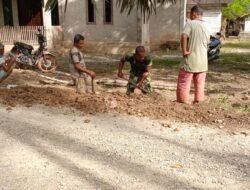 Gotong Royong Bersama Masyarakat: Babinsa Koramil 09/Samatiga, Serma M. Nasir Membantu Membuat Parit