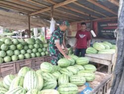 Beri Motivasi saat Ramadhan, Babinsa Komsos dengan Pedagang Semangka di Wilayah Binaan