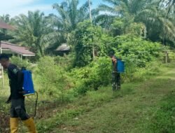 Peduli Lingkungan, Babinsa bersama Warga Gotong Royong Bersihkan Rumput