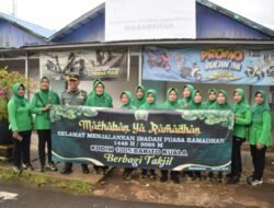 Kodim 1005/Barito Kuala Berbagi Takjil Gratis kepada Pengguna Jalan Raya, Semangat Kepedulian TNI terhadap Masyarakat