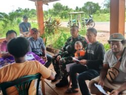 Babinsa Koramil Sota Dampingi Masyarakat Menerima Bansos dari Kemensos RI