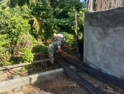 Ciptakan Rasa Kebersamaan, Babinsa Bantu Warga Rakit Besi Cor untuk Pembangunan Rumah
