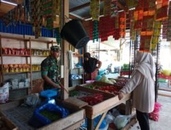 Antisipasi Kelangkaan Bahan Pokok dan Cek Kestabilan Harga, Babinsa Komsos dengan Pedagang Sembako