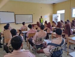 Tumbuhkan Semangat Generasi Muda, Babinsa Koramil 09/Samatiga Sosialisasikan Rekrutmen Taruna TNI di SMAN 1 Samatiga