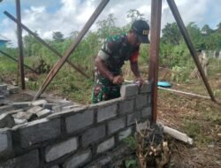Babinsa Manokwari Utara Ringankan Kesulitan Warganya dengan Cara Bantu Proses Pembangunan Rumah