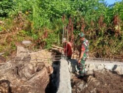 Wujud Kebersamaan, Babinsa Bergotong Royong Membuat Pondasi Bangunan Rumah Warga Binaan
