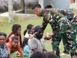 Satgas Yonif 614/RJP Beri Bantuan Makanan Bergizi Kepada Masyarakat Papua