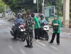 Kodim 1001/HSU-BLG dan Persit KCK Berbagi Takjil kepada Pengguna Jalan