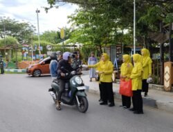 TNI Berbagi Berkah di Bulan Ramadhan, Bagikan Takjil kepada Pengguna Jalan