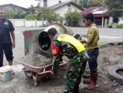 Babinsa Koramil 09/Samatiga Serda Zulkifli Bantu Warga Bangun Rumah di Desa Deuah