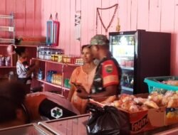 Babinsa Koramil Elikobel Bantu Petugas Puskesmas Sidak Makanan Ringan Kadaluarsa