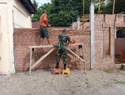 Babinsa Karya Bakti Angkat Batu Bata Bersama Warga Binaan di Bulan Ramadhan