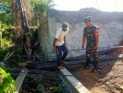 Babinsa Panga Bantu Warga Rakit Besi Pondasi Rumah