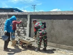Babinsa Koramil 1801-01/Manokwari Bantu Warganya dalam Pembuatan Campuran Semen dan Plester Pagar