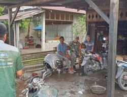 Menjelang Mudik Lebaran, Babinsa Komsos dengan Pemilik Bengkel Motor dan Berikan Motivasi