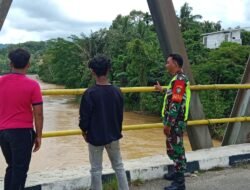 Waspada Banjir Babinsa Koramil 01/Sungaimas Laksanakan Giat Pengecekan Debit Air Sungai di Desa Binaan