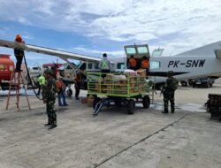 Prajurit Batalyon Komando 461 Kopasgat Melaksanakan Random Check Pengamanan Bandara Mozes Kilangin Timika