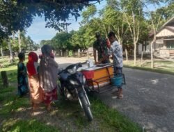 Babinsa Koramil Panga Komsos dengan Pedagang Ikan Keliling di Desa Binaan