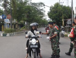 Meningkatkan Sinergitas dan Kepedulian, Danramil 1003-02/Padang Batung Gelar Kegiatan Sosial Bagikan Takzil