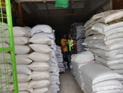 Babinsa Koramil 06/Teunom Melaksanakan Komsos dengan Toko Pertanian