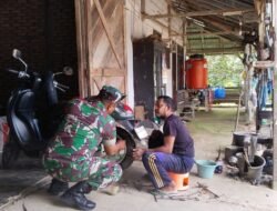 Babinsa Koramil 03/Setia Bakti Bantu Warga Mengganti Ban Sepeda Motor