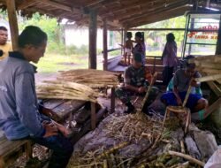 Babinsa Koramil 05/Panga Melaksanakan Komsos, Membantu Warga Mengupas Kulit Tebu