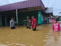 Curah Hujan Tinggi, Babinsa Sangatta Pantau Debit air dan Berikan Imbauan Kepada Warga