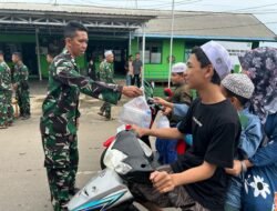 Koramil 1001-11/Danau Panggang Salurkan Takjil kepada Pengguna Jalan