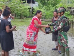 Satgas Yonif 614/RJP Salurkan Bantuan Sembako ke Masyarakat Kampung Dabra