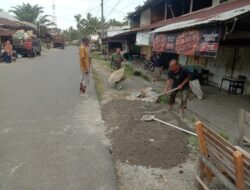 Peduli Warga Binaan, Babinsa Bantu Pembuatan Teras Rumah Warga