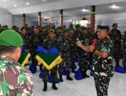 Dandim 1707/Merauke Bagikan Bingkisan dan THR kepada Seluruh Anggota