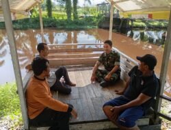 Babinsa Koramil 09/Samatiga Laksanakan Komsos dengan Warga Desa Rangkileh untuk Tingkatkan Kedekatan dan Solidaritas