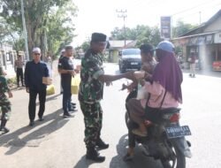 Sinergitas TNI-Polri di Tapin, Berbagi Takjil di Bulan Suci Ramadhan